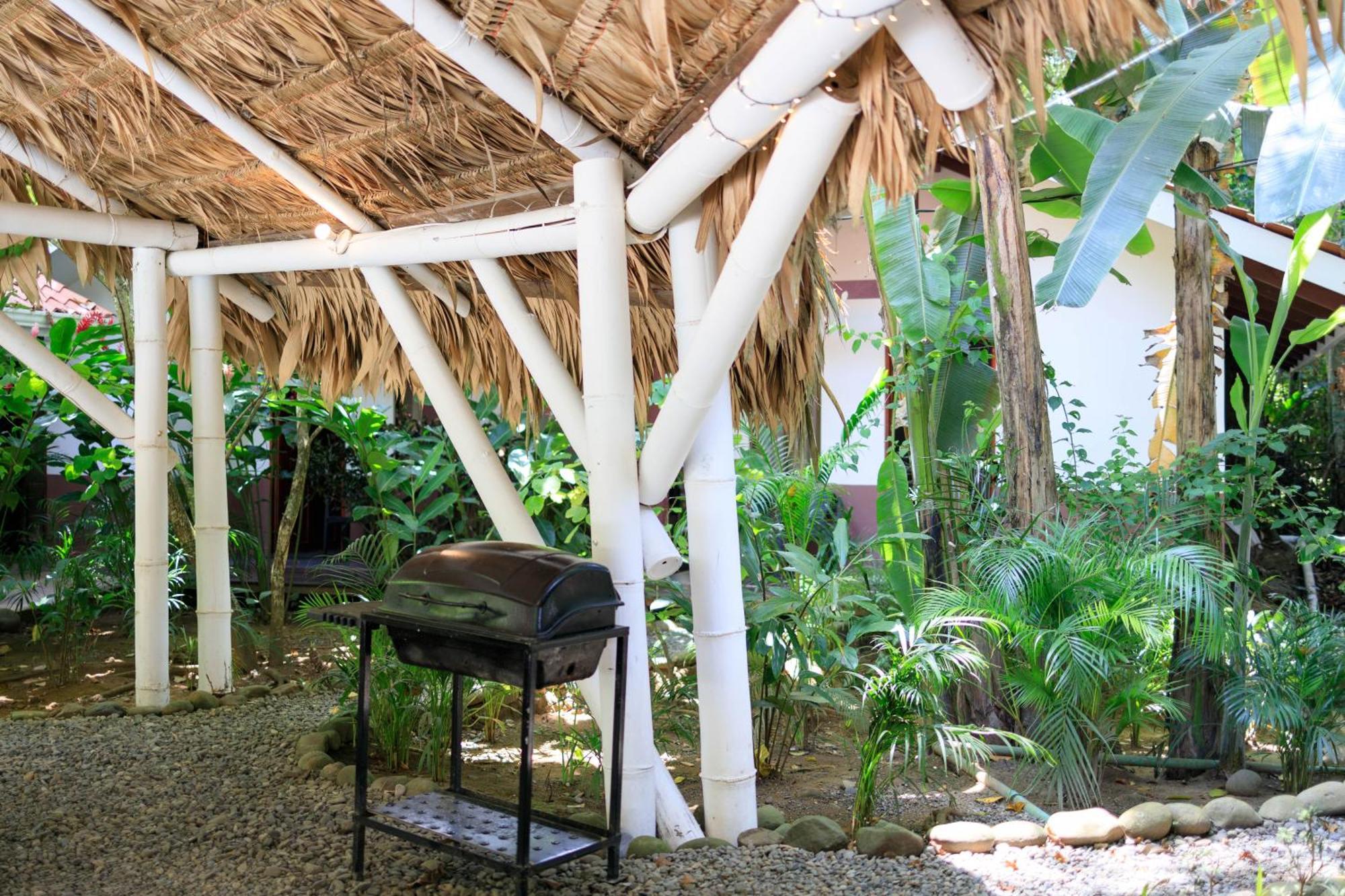 Bambutel Cocles Hotel Puerto Viejo de Talamanca Exterior photo